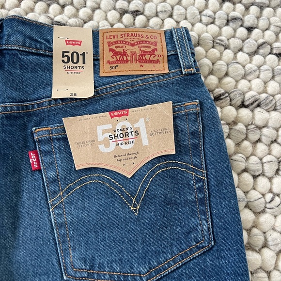 Levi's Women's Blue Denim Shorts size 28
NWT - Picture 3 of 3